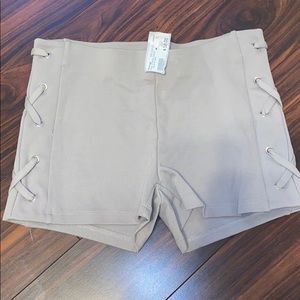 Side detailed shorts